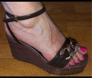 Sandalias cuña River Island doradas