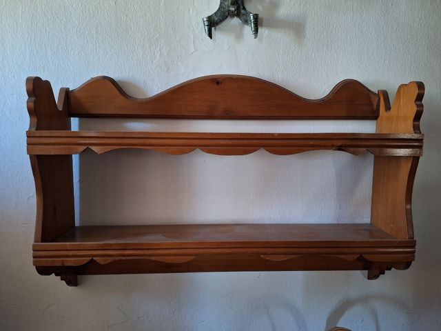 Estantería de madera marrón