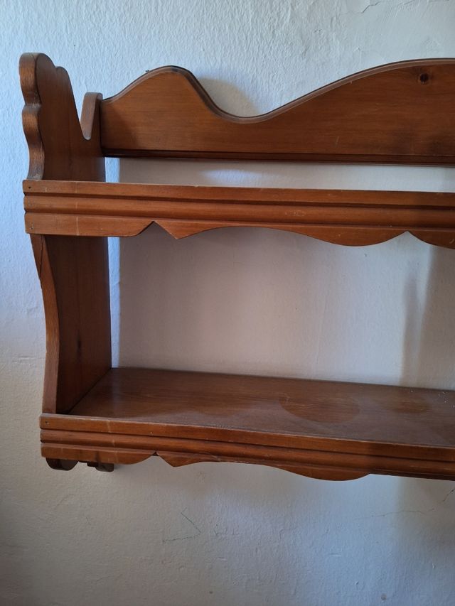 Estantería de madera marrón