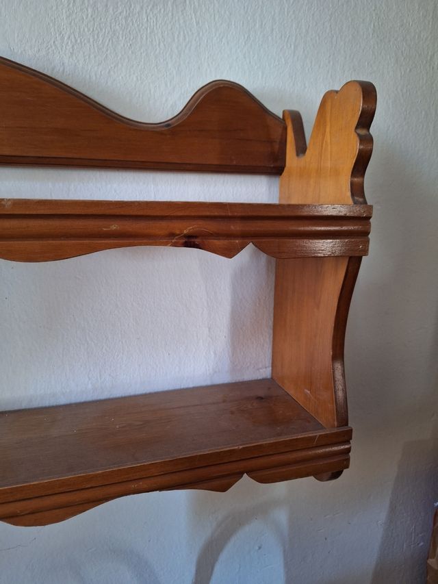 Estantería de madera marrón