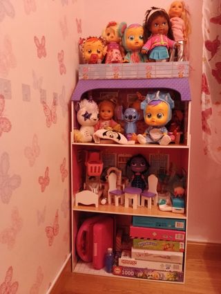 Casita muñecas 3 pisos + mesita con sillas, cama