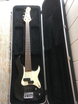 Bajo Yamaha Attitude 5 cuerdas