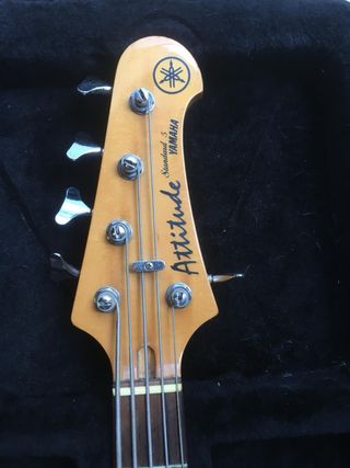 Bajo Yamaha Attitude 5 cuerdas