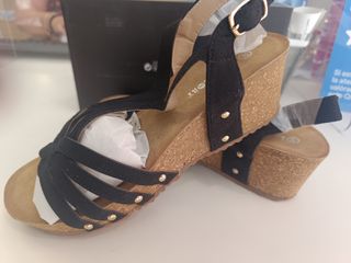 Sandalias cuña negras lady glory se puede negociar