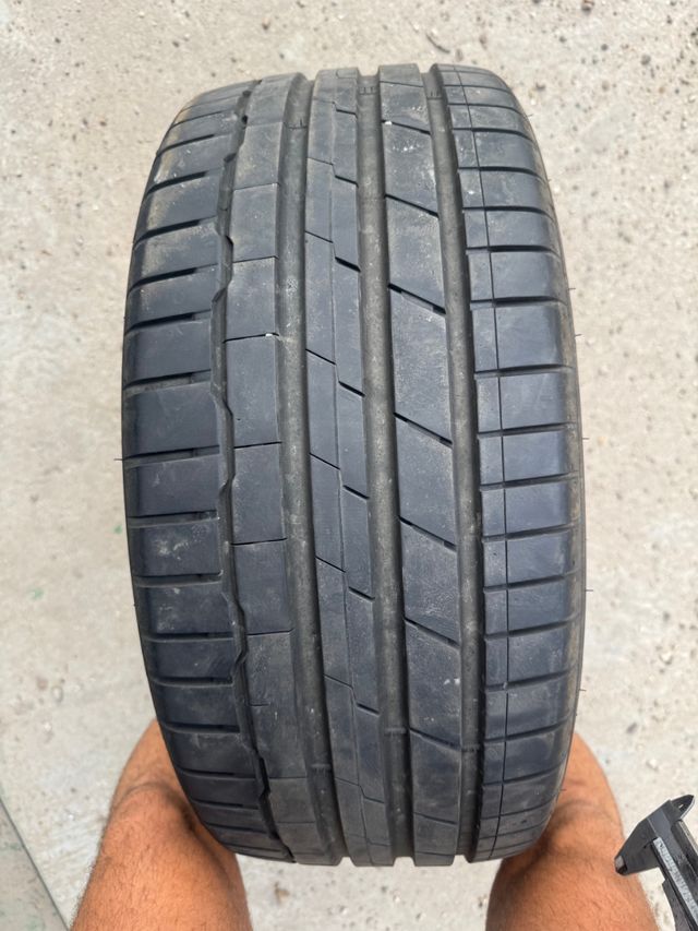 UN Neumático Hankook 245/45R18 100Y