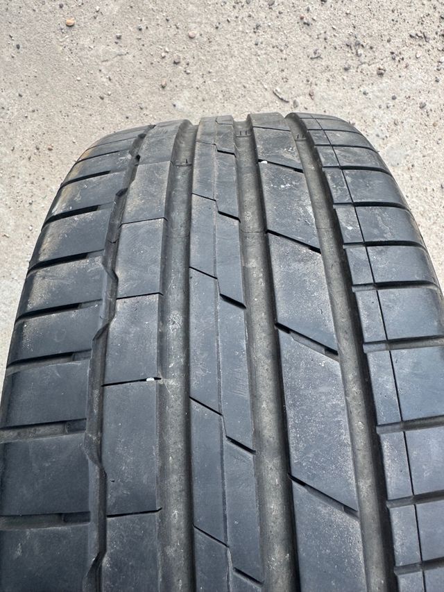 UN Neumático Hankook 245/45R18 100Y