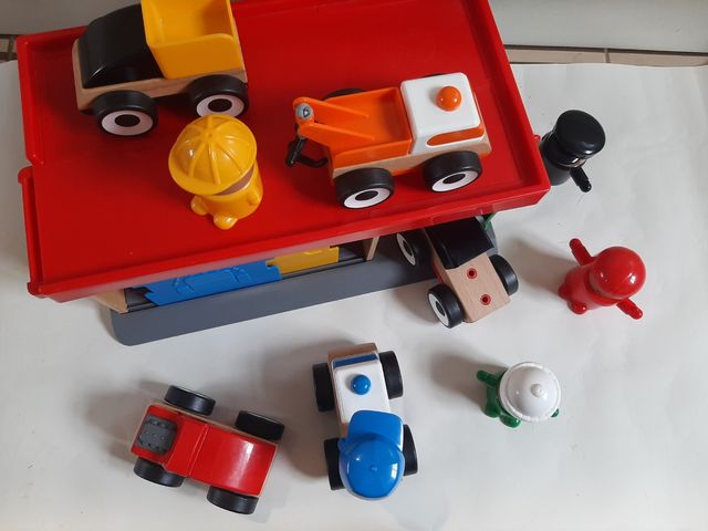 Garaje IKEA con coches y figuras