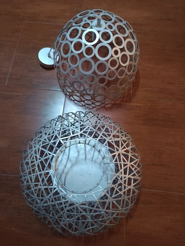 lámpara y florero metalicos plateadas