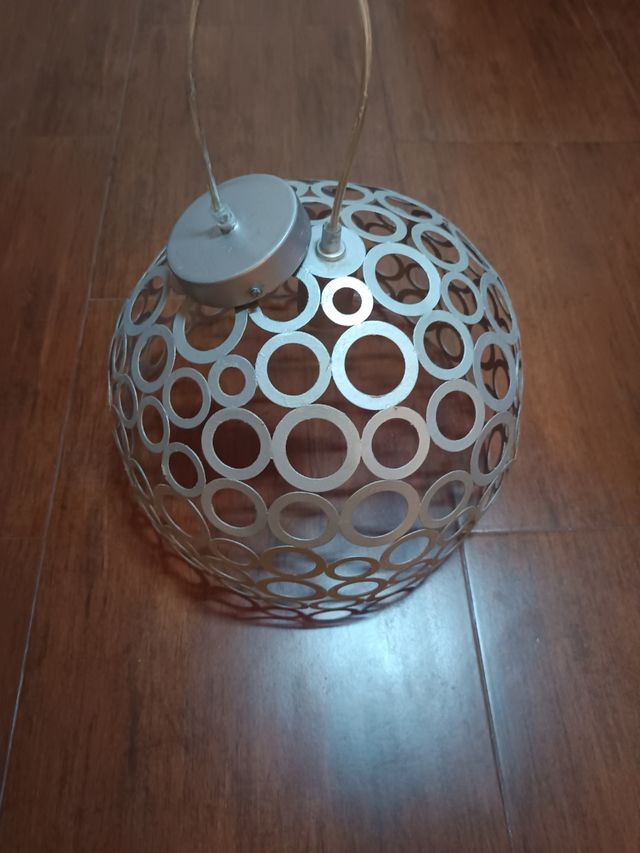 lámpara y florero metalicos plateadas