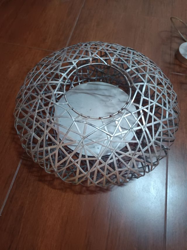 lámpara y florero metalicos plateadas