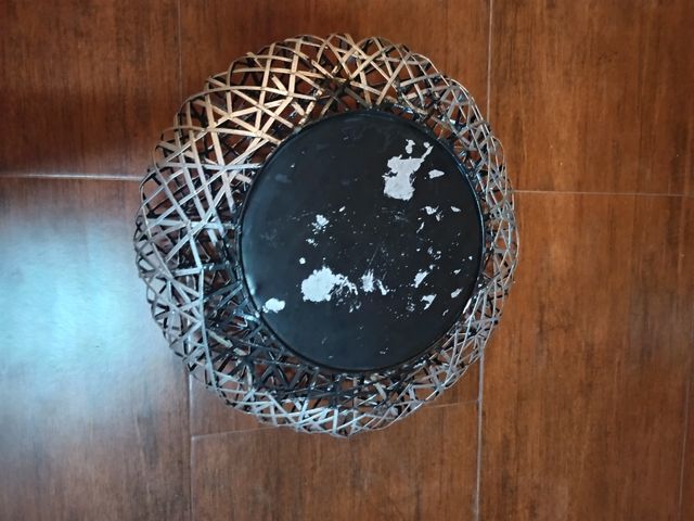 lámpara y florero metalicos plateadas