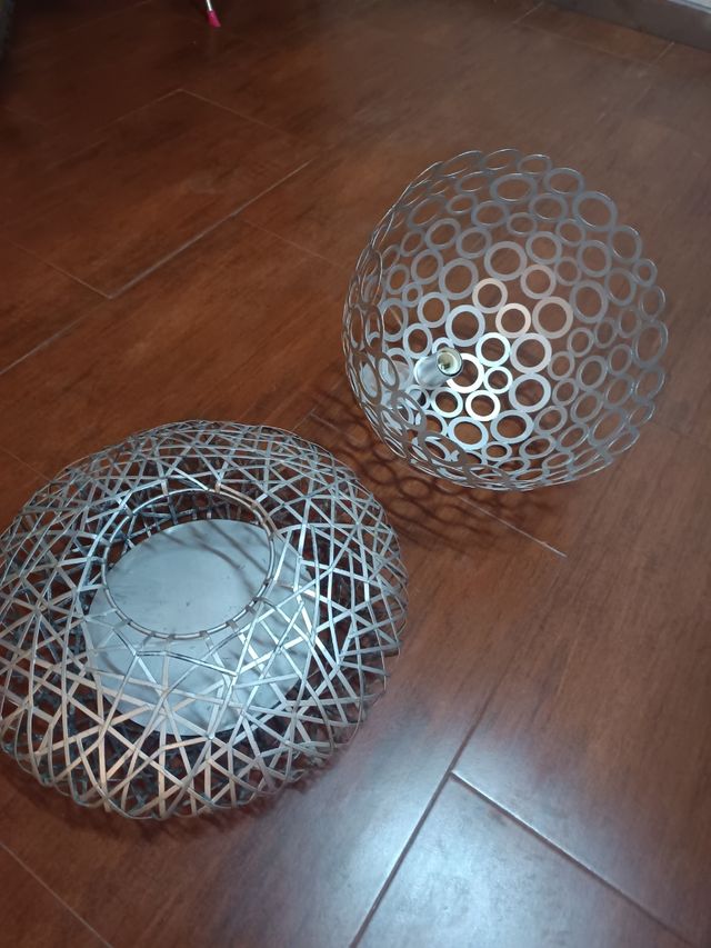 lámpara y florero metalicos plateadas