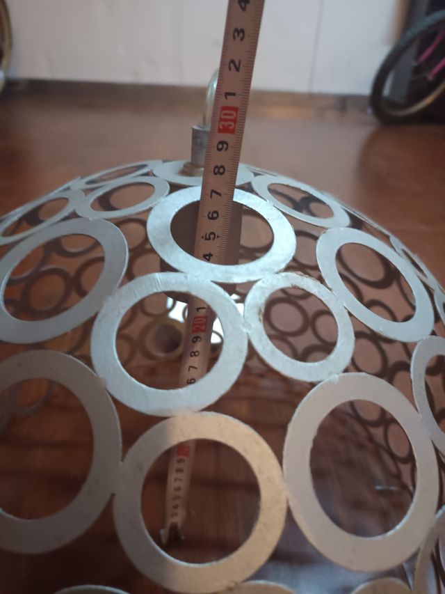 lámpara y florero metalicos plateadas