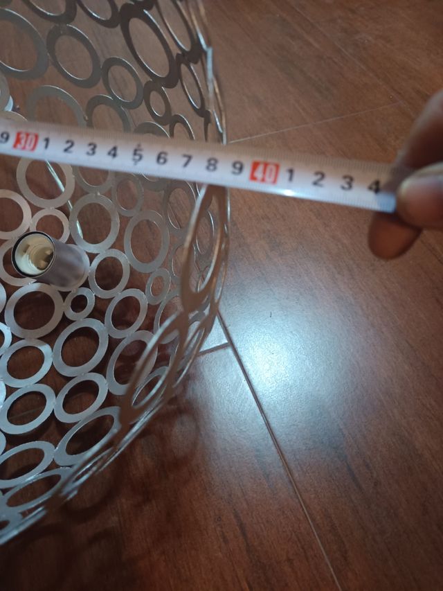 lámpara y florero metalicos plateadas