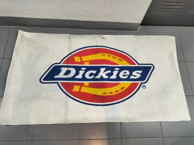 Bandera Dickies: Tela con logo