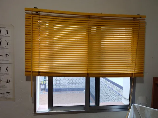 Persianas venecianas amarillas de madera