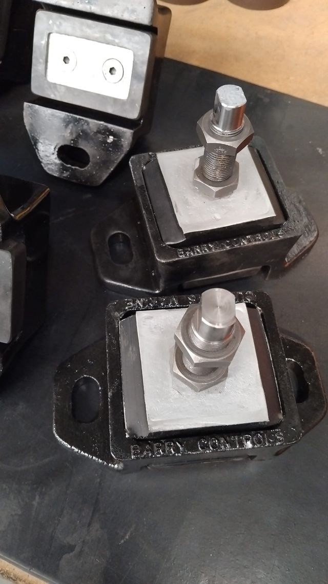 Soportes motor náutico Cummins 720kg