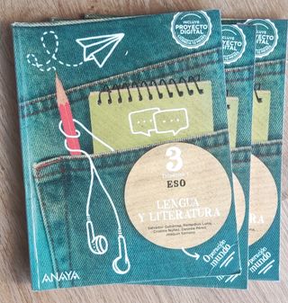 Libros de diferentes materias de 1° y 3° de ESO