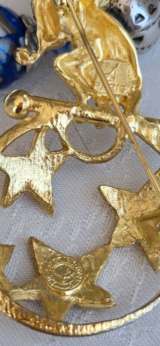 Broche mono antiguo multicolor