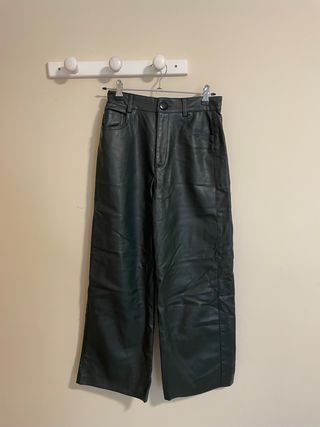 Pantalones cuero sintético verde oliva