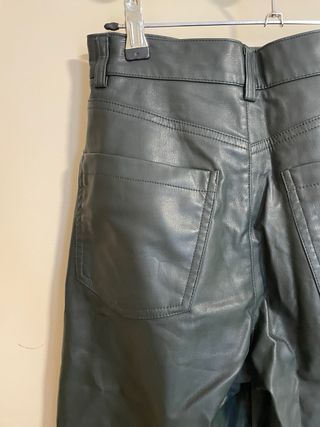 Pantalones cuero sintético verde oliva