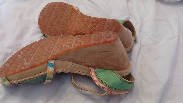 Sandalias cuña beige y verde