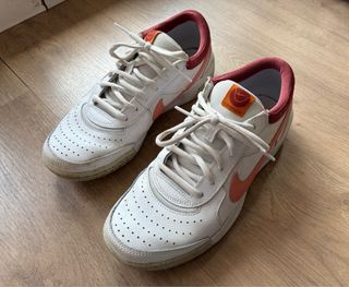 Zapatillas Nike blancas y rosas