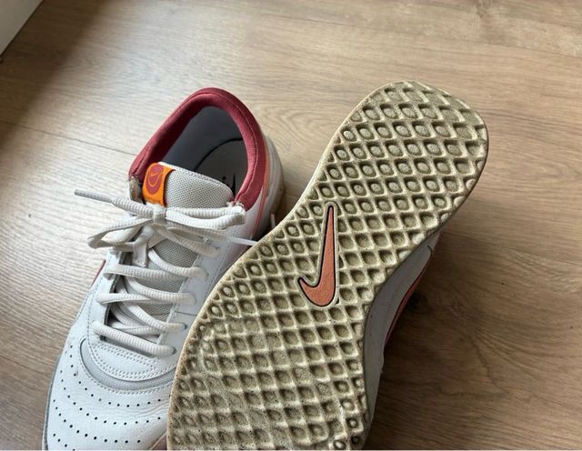 Zapatillas Nike blancas y rosas