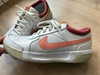 Zapatillas Nike blancas y rosas