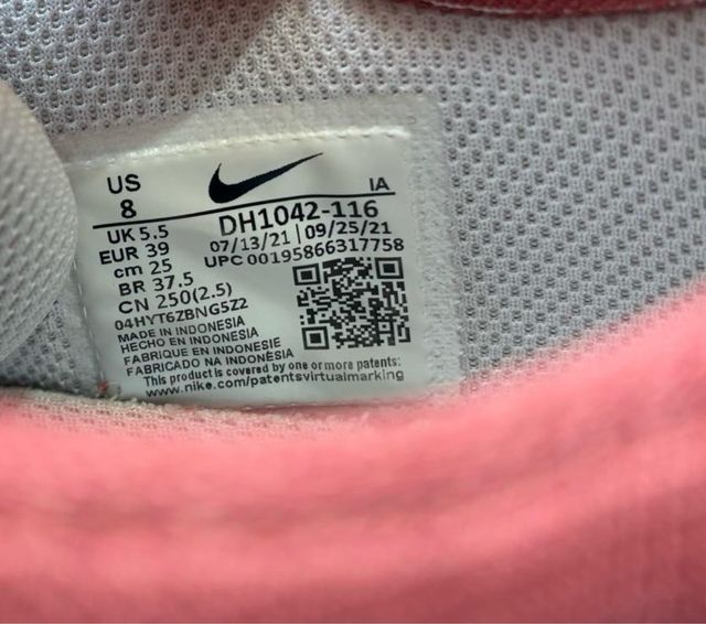 Zapatillas Nike blancas y rosas