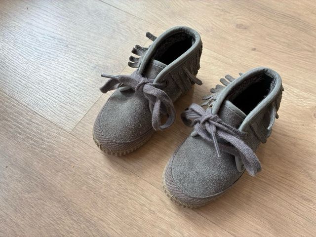 Botas niña, grises, flecos, talla 22