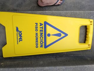 Cartel Atención Suelo Húmedo