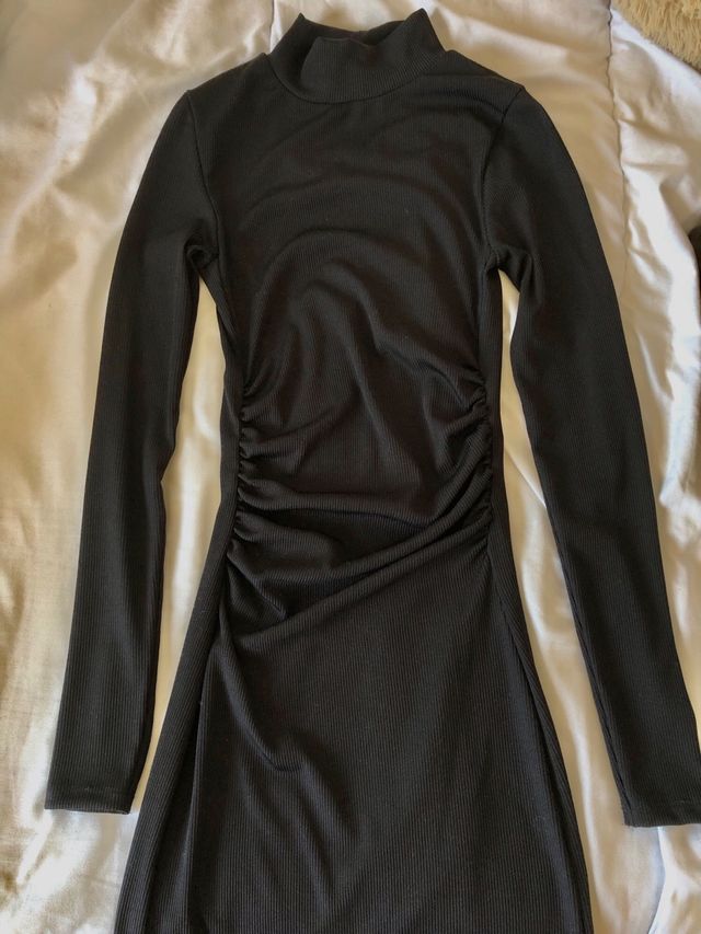 Vestido negro ajustado corto