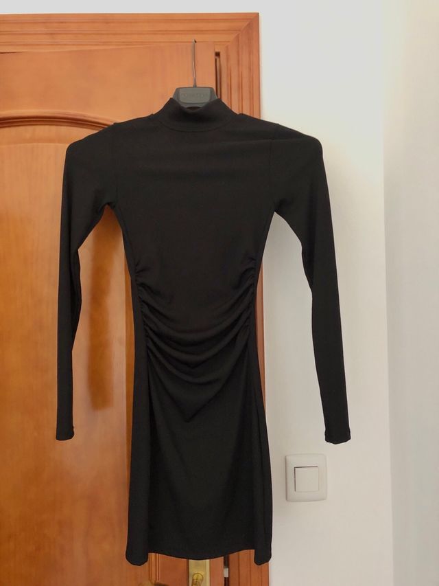 Vestido negro ajustado corto