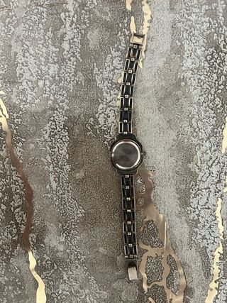 Reloj pulsera de plata con muy poco uso 