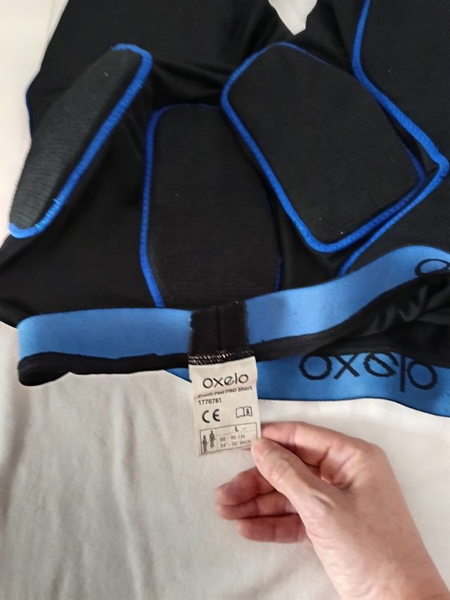 Pantalón corto con protecciones.