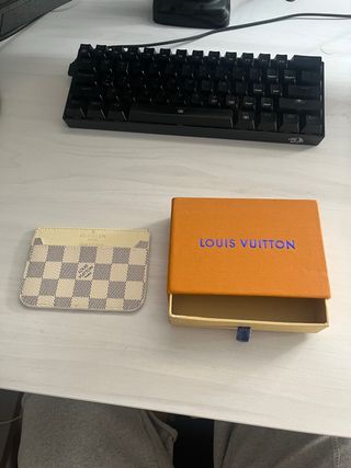 Tarjetero Louis Vuitton - Beige y Blanco