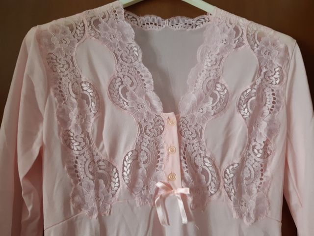 Due camicie da notte, una azzurra e una rosa