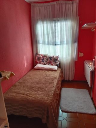 habitacion pequeña,se pagara fianza150€,luz aparte