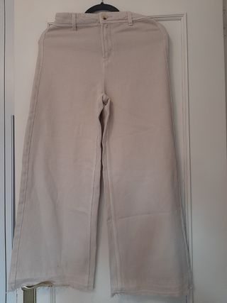 Pantaloni M corti beige Bershka