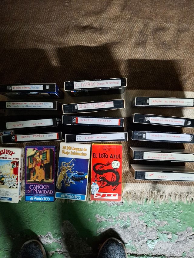 Lote de 32 VHS: Tintín, Astérix + más