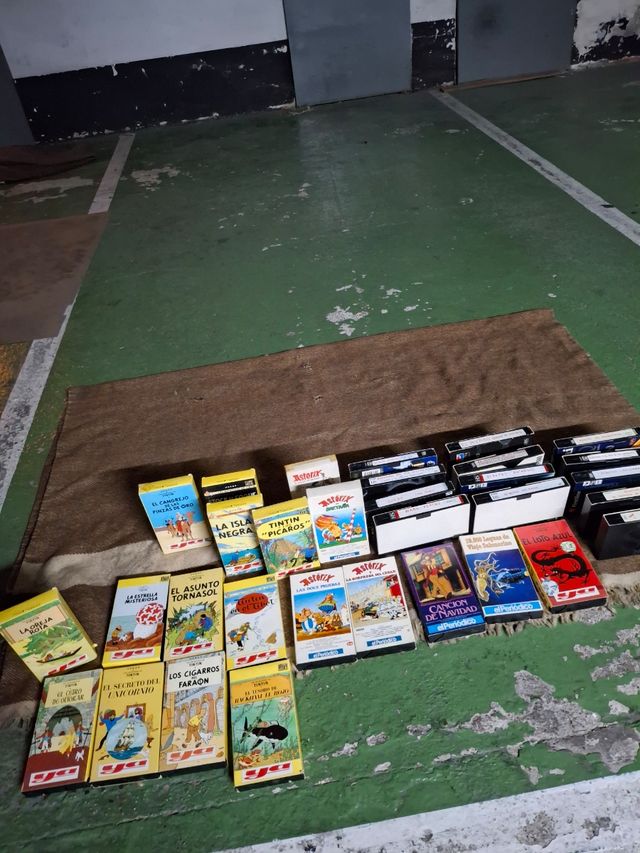 Lote de 32 VHS: Tintín, Astérix + más