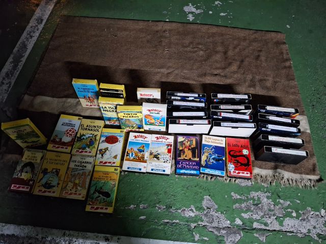 Lote de 32 VHS: Tintín, Astérix + más