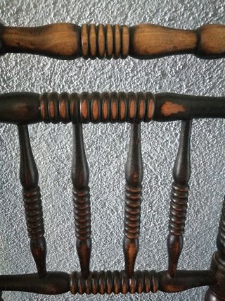 Silla antigua de madera