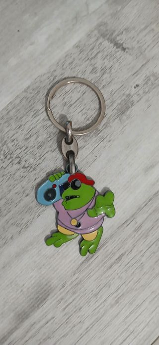 Llaveros: Rana DJ y zapatilla Air Jordan