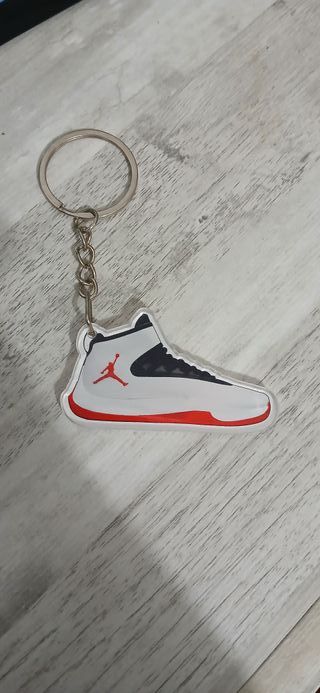 Llaveros: Rana DJ y zapatilla Air Jordan