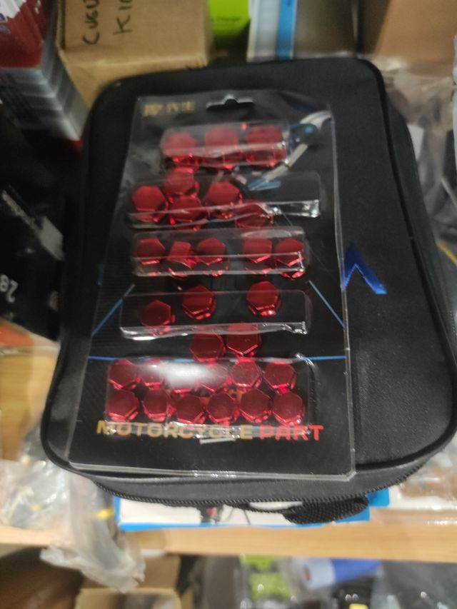 Tapones rojos para ruedas