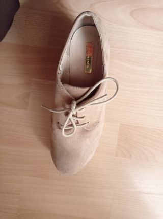 Zapatos Oxford beige tacón alto