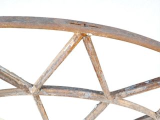 Ventana semicircular antigua de forja