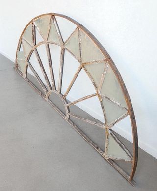 Ventana semicircular antigua de forja